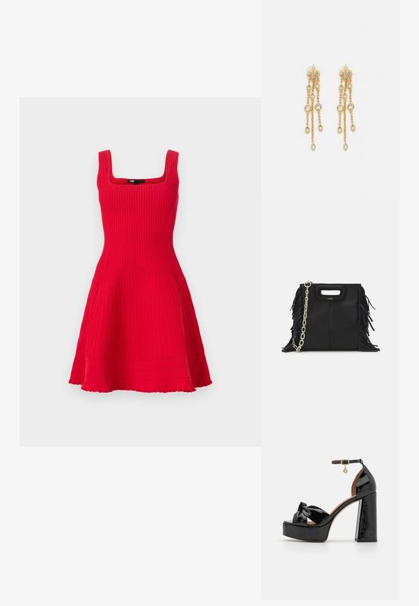 Maje RUTELL - Abito in maglia - rouge; Maje Sandali con tacco - noir; Borsa a tracolla in pelle nera con dettagli a frangia, catena dorata e manico ritagliato. Presenta il logo sulla parte anteriore.; Orecchini dorati con molteplici catene a cascata, dotati di accenti in strass ovali trasparenti e parte superiore decorativa a perno.