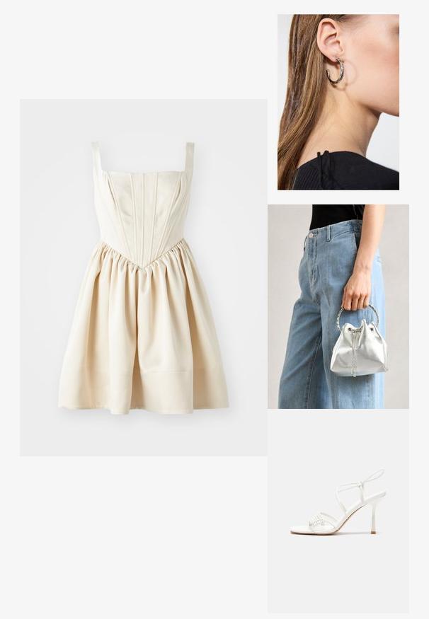 Krémbové šaty s čtvercovým výstřihem, přiléhavým trupem se záhyby a nabíranou sukní vyrobené z hladké látky. Nastavitelné ramínka.; Bílé sandály na vysokém podpatku s tenkým páskem kolem kotníku, plochou špičkou, texturovaným předním dílem s nařasenými detaily.; Metalická stříbrná kabelka typu bucket s texturovaným povrchem, zdobená stříbrným kulatým úchytem a stahovací šňůrkou, držena proti světlým modrým džínům.; Stříbrný kruhový náušník s lesklým povrchem, zdobený malými zlatými akcenty, v kulatém tvaru, nošený na lalůčku.