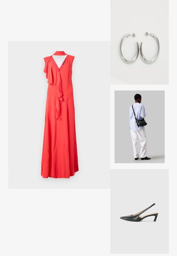 Κόκκινο, αμάνικο max φόρεμα με βαθύ V-ντεκολτέ και ραφή με βολάν. Κατασκευασμένο από ελαφρύ ύφασμα με απαλό τελείωμα.; Μαύρο παπούτσι slingback με αιχμηρή μύτη και χαμηλό τακούνι, κατασκευασμένο από λείο δέρμα με σχέδιο κοπής στη πλευρά για αερισμό.; Μαύρη δερμάτινη τσάντα ώμου με απαλή υφή, τριγωνικό σχήμα και ρυθμιζόμενο λουρί, συνδυασμένη με ένα ανοιχτό μπλε ριγέ πουκάμισο και λευκό παντελόνι.; Ασημένια σκουλαρίκια κρίκοι με μαλακή, καμπυλωτή σχεδίαση. Διαθέτουν γυαλιστερή μεταλλική υφή και κλείσιμο με σφίγγα. Χωρίς ορατά μοτίβα ή διακοσμήσεις.