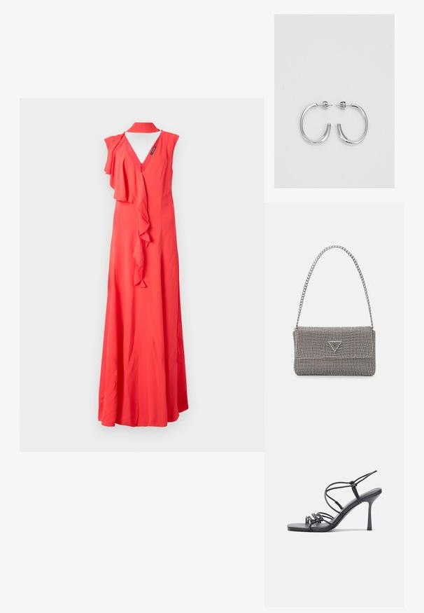 Röd, ärmlös maxiklänning med djup V-hals och volangdetaljer. Tillverkad av lätt tyg med en slät struktur.; Svarta högklackade sandaler har tunna remmar med en knuten design, en slät fyrkantig tå och en smal stilettklack.; Ljusgrå metallisk handväska med kedjestropp, prydd med små cirkulära metallnitar och en triangulär logotyp.; Silverfärgade hängande örhängen med en slät, blänkande yta. Rundad form, lätt design, med ett stift- och bakstängning.
