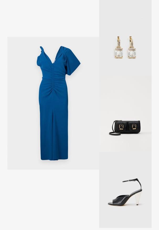 Kék, testhez simuló ruha mély V-kivágással, egy vállas kialakítással, és redőzött részletekkel az elején. Sima anyag, elegáns vonalvezetés.; Fekete bőr magassarkú szandál nyitott orral, aszimmetrikus dizájnnal, bokapánttal és fémes kúpos sarokkal. Az anyag sima textúrájú.; Fekete bőr keresztbody táska két elülső zsebbel, arany csattokkal, cipzáras záródással és vékony pánttal. Textúrált felület és kompakt téglalap alak.; Aranyszínű fülbevalók, melyek egy téglalap alakú, tiszta kristállyal díszítették, ami egy sor kis, kerek, tiszta kiegészítő alatt lóg. Letisztult, modern dizájn.