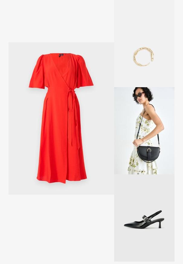 Crvena haljina s omotavanjem, kratkim puf rukavima, dubokim V-izrezom, vezanjem u struku i lepršavom suknjom. Glatkobi materijal bez uzoraka ili ukrasa.; Crne lakirane slingback potpetice s oštrim prstom i malom blok petom, s naglaskom na srebrnoj kopči na remenu.; Crna kožna torba s lukovitim oblikom, odvojivim remenom i zlatnim detaljima. Torba ima preklop s kopčom.; Prsten u zlatnoj nijansi s organskim, uvijenim dizajnom, glatkom teksturom i suženim krajevima, koji stvara moderan, skulpturalni izgled.