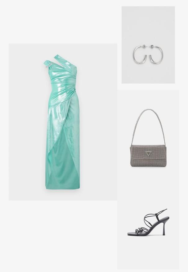 Mentazöld selyem estélyi ruha, egy vállra szabott kialakítással, ráncolt textúrával és oldalsó hasítékkal, ezüst színű díszítéssel.; Fekete magas sarkú szandálok vékony pántokkal, csomózott mintával, sima négyzetes orral és karcsú stiletto sarkal rendelkeznek.; Világosszürke fémes kézitáska lánc pánttal, kis kör alakú fém kifinomult díszítéssel és háromszög alakú márkagéppel.; Ezüst karika fülbevalók sima, fényes felülettel. Lekerekített forma, könnyű kialakítással, tűs zárómechanizmussal.