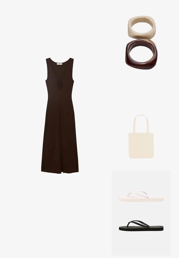 Abito marrone senza maniche con scollo a V, dettaglio con nodo sul davanti e silhouette fluida, realizzato in un tessuto liscio.; Infradito in gomma bianchi e neri con suole testurizzate, fasce sottili e colori a contrasto. Ogni paio presenta un design semplice e un branding minimale.; Borsa tote in tela di un beige chiaro; forma rettangolare con due manici robusti e fondo piatto; senza motivi o accenti aggiuntivi.; Stradivarius SET - Bracciale - dark brown
