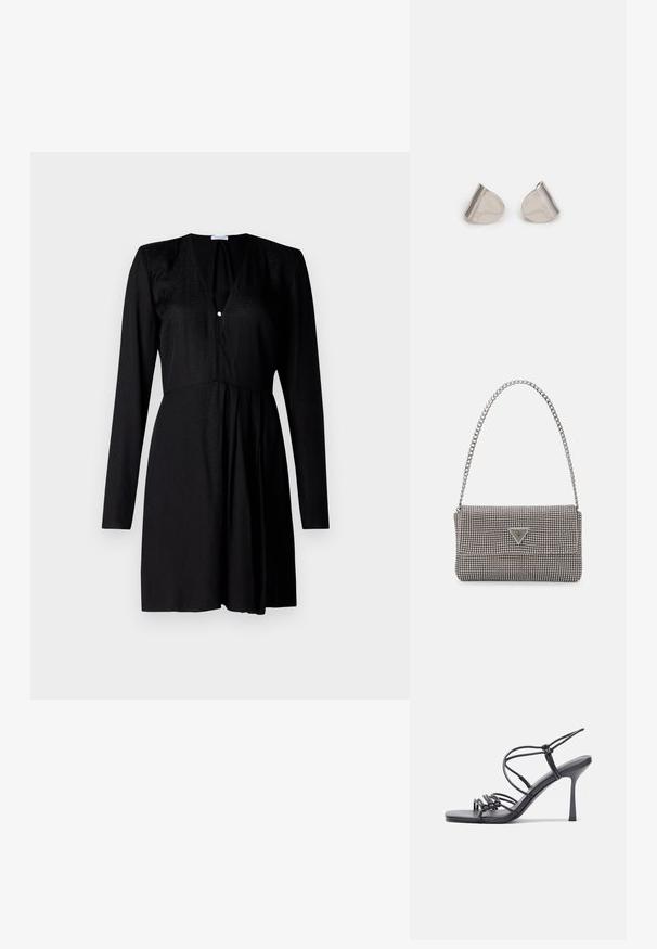 Patrizia Pepe ABITO - Jurk - nero; Zwarte hoge hakken sandaaltjes hebben dunne banden met een geknoopt ontwerp, een gladde vierkante neus en een elegante stiletto-hak.; Lichtgrijze metallic handtas met een kettingriem, versierd met kleine ronde metallic studs en een driehoekig merkimago.; Zilveren metalen oorbellen met een gladde, druppelvorm en een gepolijste afwerking. Subtiele gravures voegen detail toe. Minimalistisch ontwerp.