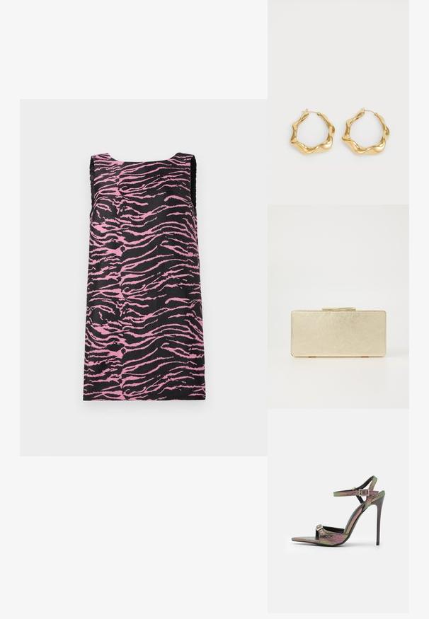 Juoda be rankovių suknelė su rožiniu tigro dryžių raštu, tiesaus kirpimo ir glotnios tekstūros. Nėra matomų metalinių detalių ar akcentų.; Aukštakulniai sandalai su daugiakrypčiu, tekstūruotu gyvatės raštu. Savybės - reguliuojamos kulkšnies juostos ir smailus pirštas.; Auksinė delninė su lygiu metaliniu paviršiumi, stačiakampio formos ir paprastu užsegimu. Nėra matomų raštų ar dekoracijų.; Auksiniai žiediniai auskarai su banguotu, tekstūruotu dizainu. Turintys ploną vielinį užsegimą ir poliruotą, atspindinčią paviršių.