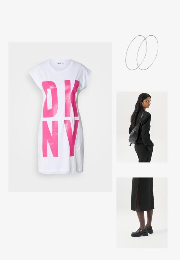 Balta, per didelį T-shirt, su didelėmis blizgiomis rožinėmis "DKNY" raidėmis. Trumpi rankovės ir laisvas siluetas, pagamintas iš minkštos medvilnės medžiagos.; Juodos odinės bateliai su apvaliu nosiu, stora blokine pakulne ir elastingais šonais, derinami su tamsiomis pėdkelnėmis ir juoda sijonu su plyšiu.; Moteris su ilgais tamsiais plaukais, vilkinti juodą kostiumą, nešanti juodą odinę rankinę per petį, žvelgia per petį prieš balto fono.; Sidabrinės pusmėnulio auskarai minimalistiniu dizainu. Apskritimo forma, lygus paviršius ir plonas profilis. Lengvi su poliruotu apdailu.