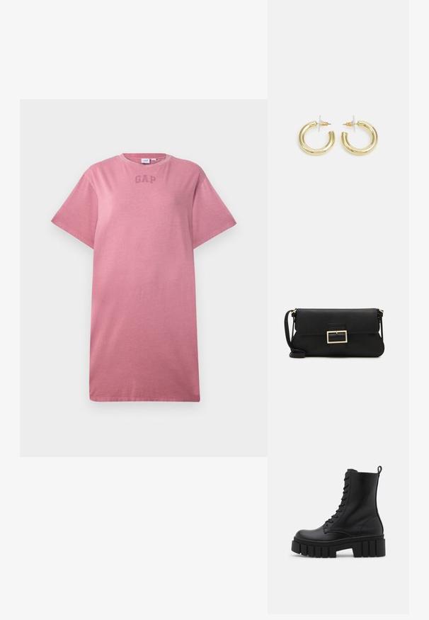 Jednobarevné tričko v prachově růžové barvě s krátkým rukávem, kulatým výstřihem a jemným logem "GAP" na hrudi.; Černá kožená kotníková obuv s robustní, rýhovanou podrážkou, šněrováním vpředu a poutkem na hladkém bílém pozadí.; Černá kožená psaníčko s klopou a zlatým kovovým detailním sponou. Součástí je černý popruh a elegantní, minimalistický design.; Zlaté kruhové náušnice s hladkým, lesklým povrchem. Kruhový design s malým kolíčkem a průhledným záznamem pro bezpečné nošení.