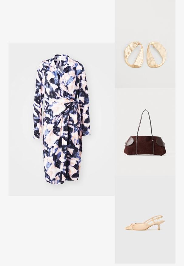 Kukallinen kietaisumekko kevyestä kankaasta; siinä on pitkät hihat, vyötäröllä solmittava nauha ja sinisen, vaaleanpunaisen ja mustan värin kuvio.; Stuart Weitzman KITTY - Avokkaat - beige/barely beige; Ruskea mokkavuori laukku nahkaakkosilla, jämäkkä muoto, kaksinkertaiset olkahihnat ja pyöristetyt reunat, joissa on sileä pinta ja minimaalinen varustus.; Pari epämuodostuneita soikeita kultasävyisiä metallikorvakoruja, joissa on teksturoitu, hieman hakattu pinta valkoista taustaa vasten.