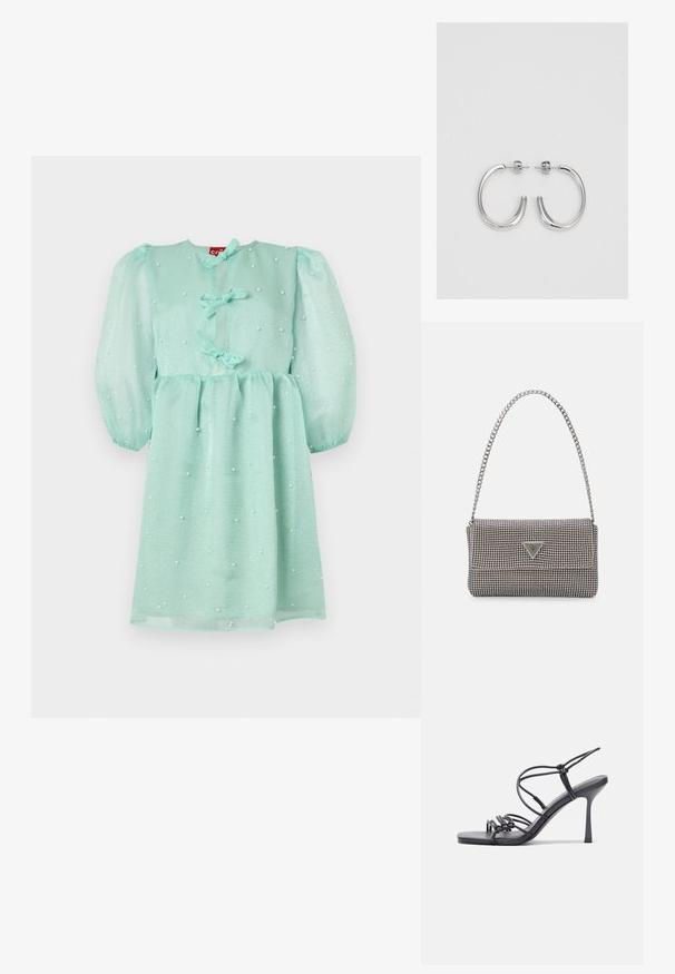 Mėtų žalia suknelė su pūstomis rankovėmis, perlų akcentais ir juostelėmis kaklo ir juosmens srityje. Pagaminta iš lengvos, blizgančios medžiagos.; Juodos aukštakulnės sandalai pasižymi plonyčiais dirželiais su mazgo dizainu, lygiu kvadratiniu pirštu ir elegantišku stiletto kulnu.; Šviesiai pilka metalinė rankinė su grandinėlės dirželiu, papuošta mažais apvaliais metaliniais smeigėmis ir trikampiu prekės ženklu.; Sidabriniai lankelio formos auskarai su lygiu, blizgiu paviršiumi, išlenktos formos ir su užsegimu. Minimalistinio dizaino su moderniu apdaila.