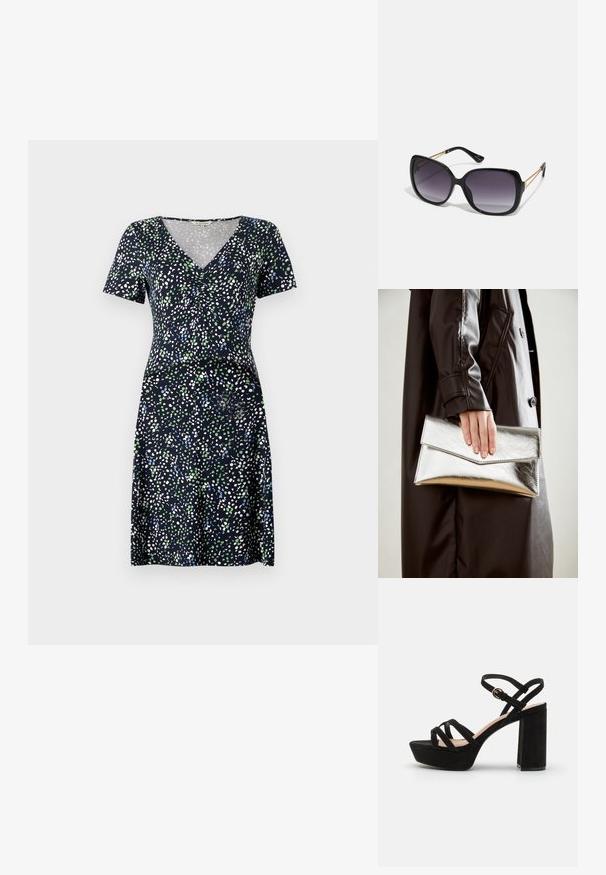 Šaty s krátkým rukávem v námořnické modři s vícebarevným tečkovaným vzorem. Mají véčkový výstřih a přiléhavý pas, vyrobené z lehkého materiálu.; Černé semišové platformové sandály s blokovým podpatkem, vybavené překříženými popruhy a přezkou kolem kotníku pro bezpečné upevnění.; Černé oversized sluneční brýle se gradientními skly, silnými rámy a zlatými řetízkovými detaily na nožičkách.; Stříbrná metalická kabelka ve tvaru klínového obálkového designu, hladké textury a s kontrastní barvou uvnitř, držena v ruce s černým kabátem.