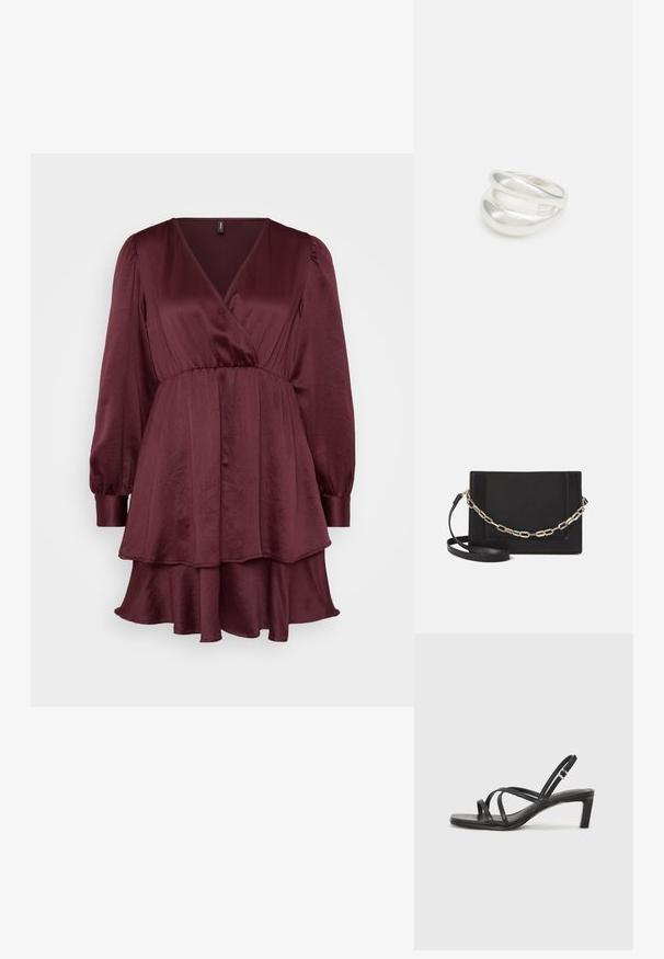 Burgundská zavinovacia šaty s dlhými puff rukávmi, vrstveným volánom a textúrovaným, hladkým povrchom. V-dekoltový dizajn zvýrazňuje tvar.; Čierne sandále na vysokom podpätku so štvorcovou špičkou a nízkym blokovým podpätkom. Obsahujú viacero tenkých popruhov a nastaviteľný členkový popruh. Vyrobené z hladkej kože.; Čierna kožená crossbody taška s hladkou textúrou, obdĺžnikovým tvarom a kovovým reťazovým detailom na prednej strane. Súčasťou je nastaviteľný popruh.; Strieborný prsteň s dvojitým pásikom s hladkým, lesklým povrchom. Má plynulý, zakrivený dizajn s prekryvajúcimi sa časťami pre moderný vzhľad.