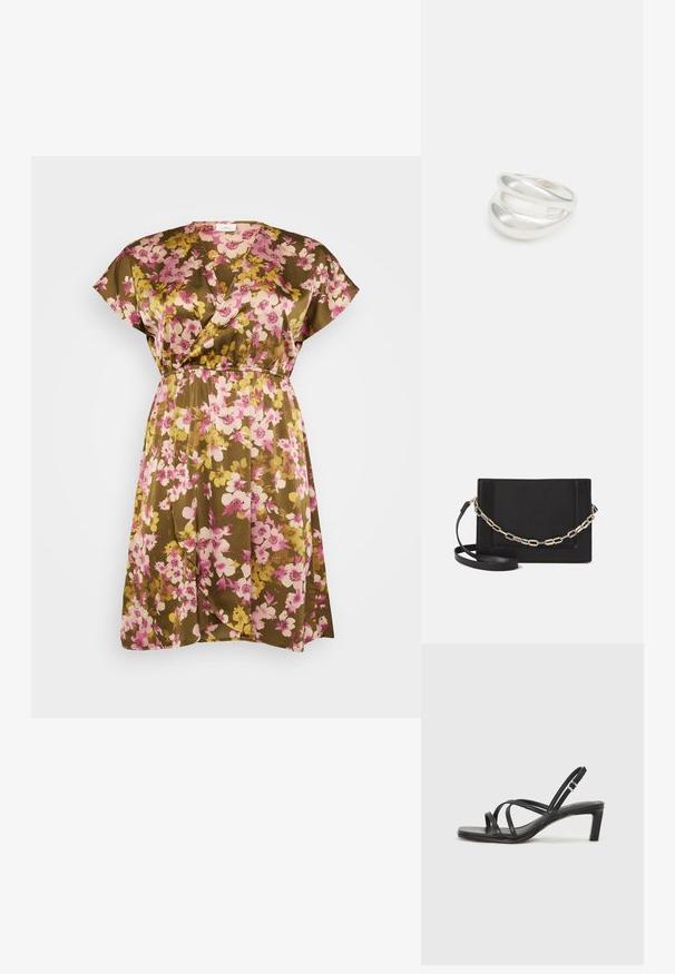 Kwiecista sukienka w brązowym kolorze z różowymi i żółtymi kwiatami, krótki rękaw typu cap, dekolt w kształcie litery V oraz elastyczna talia dla wygodnego dopasowania.; Czarne sandały na obcasie z prostokątnym noskiem i niskim słupkowym obcasem. Posiadają wiele cienkich pasków i regulowany pasek na kostkę. Wykonane z gładkiej skóry.; Czarna skórzana torebka typu crossbody z gładką teksturą, prostokątnym kształtem oraz metalowym detalem w postaci łańcuszka z przodu. W zestawie regulowany pasek.; Srebrna obrączka podwójna z gładką, polerowaną powierzchnią. Posiada płynny, zakrzywiony kształt z nakładającymi się sekcjami, co nadaje nowoczesny wygląd.