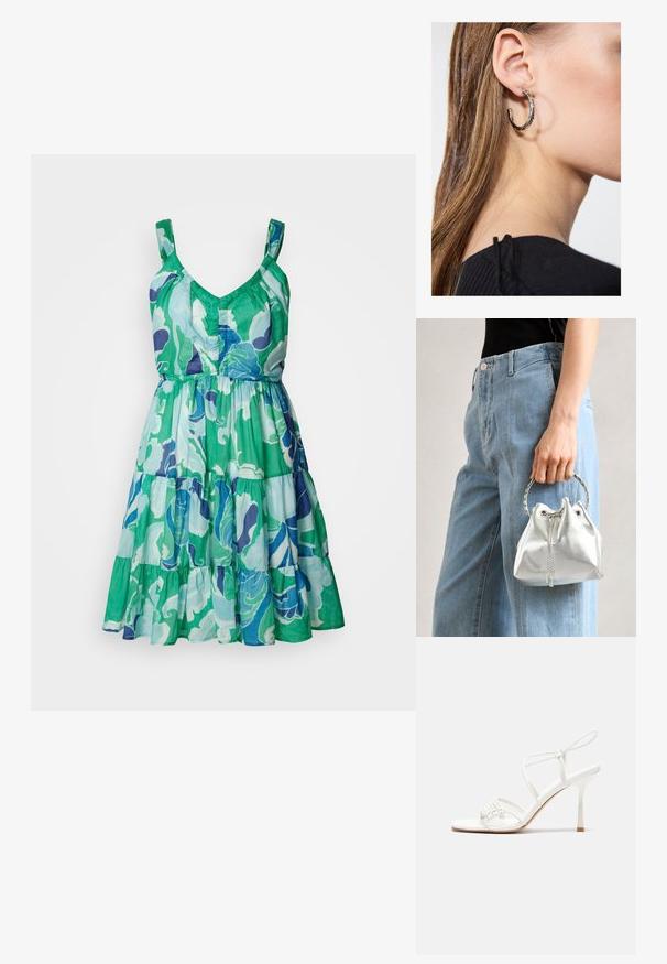 Šaty bez rukávů s výstřihem do V, s vrstevnatou sukní, zdobené květinovým vzorem v zelené, modré a fialové barvě na lehké tkanině.; Bílé sandály na vysokém podpatku s tenkým páskem kolem kotníku, plochou špičkou, texturovaným předním dílem s nařasenými detaily.; Metalická stříbrná kabelka typu bucket s texturovaným povrchem, zdobená stříbrným kulatým úchytem a stahovací šňůrkou, držena proti světlým modrým džínům.; Stříbrný kruhový náušník s lesklým povrchem, zdobený malými zlatými akcenty, v kulatém tvaru, nošený na lalůčku.