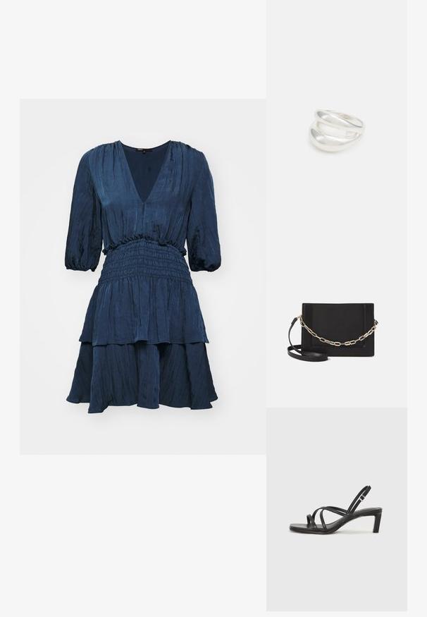 Morska haljina s V-izrezom, balonskim rukavima i smirenim strukom. Sadrži suknju s više slojeva od teksturirane tkanine.; Crne sandale s trakama, kvadratnim prstom i niskom blok petom. Ima više tankih trakica i podesivu trakicu oko gležnja. Izrađene su od glatke kože.; Crna kožna torba preko tijela s glatkom teksturom, pravokutnim oblikom i metalnim lancem na prednjoj strani. Uključena je podesiva naramenica.; Srebrna dvostruka prsten s glatkom, poliranom površinom. Karakterizira ga fluidan, zakrivljen dizajn s preklapajućim sekcijama za moderan izgled.