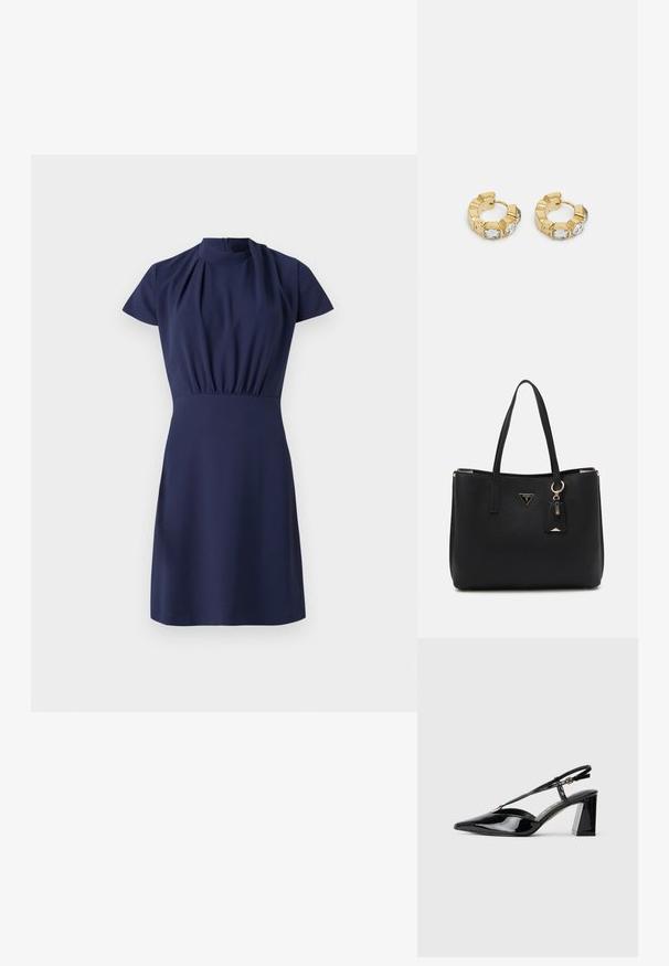 Marineblauwe jurk met korte mouwen, hoge halslijn en gesmokt middel. Gladde textuur en een knie-lange zoom met een verborgen rits aan de achterkant.; Zwarte gepatineerde lederen slingback hakschoenen met een spitse neus, verstelbare band en stevige rechthoekige hak.; Zwarte tote bag van gestructureerd synthetisch materiaal, met twee handvatten, een gouden logo plaatje en een klein label met accentdetail.; Gouden creolen met een getextureerd ontwerp en drie heldere kristalaccenten aan één zijde, wat een moderne geometrische esthetiek biedt.