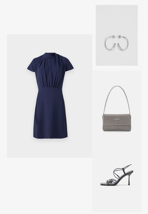 Marineblaues Kleid mit kurzen Ärmeln, hohem Ausschnitt und gerafftem Taillenbund. Glatte Textur und knielanger Saum mit verdecktem Reißverschluss im Rücken.; Schwarze, hochhackige Sandalen mit dünnen Riemen und einem geknoteten Design, einer glatten, rechteckigen Zehenpartie und einem eleganten Stiletto-Absatz.; Hellegraue metallische Handtasche mit einer Kettenriemen, verziert mit kleinen kreisförmigen metallic Nieten und einem dreieckigen Markenlogo.; Silberne Creolen mit einer glatten, glänzenden Oberfläche. Abgerundete Form, leichtes Design, mit einer Steckverschluss.