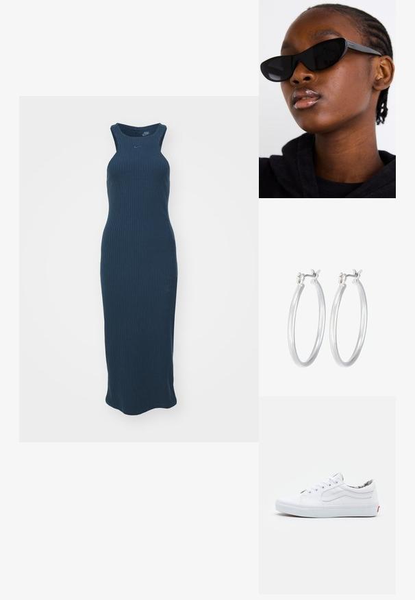 Granatowa midi sukienka z prążkowanej dzianiny, bez rękawów, z wysokim dekoltem i dopasowanym krojem. Na piersi znajduje się małe logo.; Białe trzewiki z płaskim designem, okrągłym noskiem, sznurowanym zapięciem, wyprofilowanym kołnierzem i wzorzystą podszewką wewnętrzną. Czerwona metka z logo na pięcie.; Czarne okulary przeciwsłoneczne w stylu cat-eye z matowym wykończeniem, charakteryzujące się eleganckim designem i delikatnie zaokrąglonymi krawędziami, na tle ciemnego ubrania modelki.; Srebrne kolczyki w formie kółek o gładkim, polerowanym wykończeniu. O okrągłym kształcie i pewnym zapięciu na klik. Lekka konstrukcja odpowiednia do codziennego noszenia.