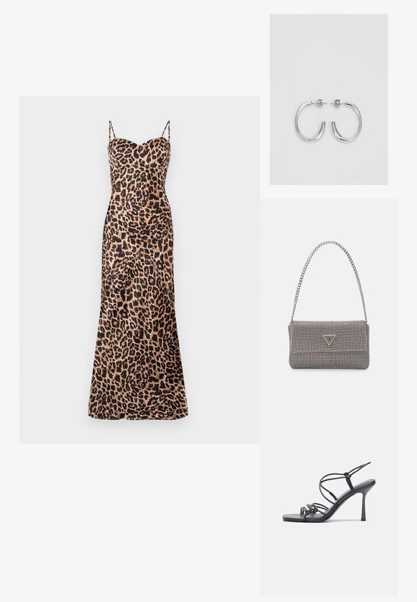 Robe maxi à imprimé léopard avec des fines bretelles réglables, un décolleté en cœur et une texture lisse, semblable à du satin.; Des sandales noires à talons hauts avec des fines lanières au design noué, un bout carré lisse et un talon aiguille élégant.; Sac à main en métal gris clair avec une bandoulière en chaîne, orné de petits clous métalliques ronds et d'un logo de marque triangulaire.; Boucles d'oreilles en argent avec une finition lisse et brillante. Forme arrondie, conception légère, avec un fermoir à tige.