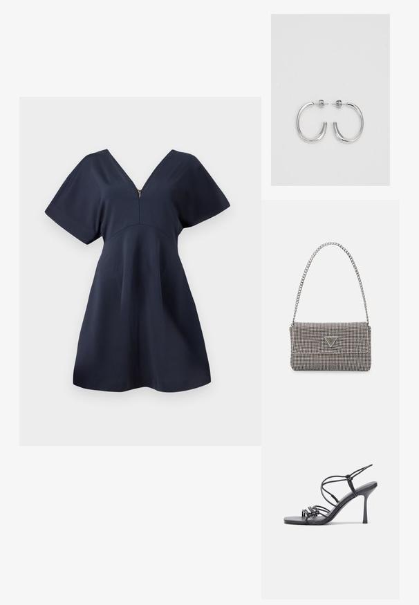 Vestido azul marino con escote en V, mangas cortas y un detalle de cremallera en la parte delantera. Forma en A con una textura suave y un diseño minimalista.; Las sandalias negras de tacón alto presentan finas correas con un diseño anudado, una punta cuadrada suave y un elegante tacón de aguja.; Bolso de mano metálico gris claro con una cadena como asa, adornado con pequeños remaches metálicos circulares y un logotipo de marca en forma triangular.; Pendientes de aro plateados con una superficie lisa y brillante, caracterizados por una forma curva y cierre de poste. Diseño minimalista con un acabado moderno.