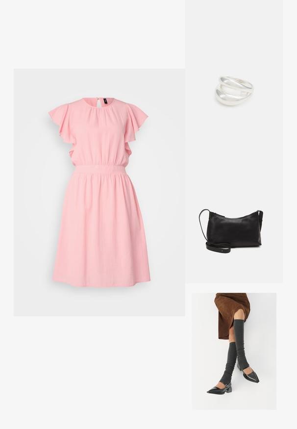 Rozā kleita, izgatavota no viegla auduma, ar plandošām piedurknēm, apaļu kakla izgriezumu un elastīgu jostu, lai nodrošinātu brīvu piegriezumu.; Melnas laka ādas apavi ar norādītu purngalu, blokveida papēdi un potīšu jostu, saskaņoti ar pelēkām ribotām kāju sildītājām un brūnu zamšādas svārku.; Melna ādas plecu soma ar gludu tekstūru, izliekta forma, regulējama siksna un rāvējslēdzēja aizdare. Minimālistisks dizains bez rotājumiem.; Sudraba divu joslu gredzens ar gludu, pulētu virsmu. Iezīmējas ar plūstošu, izliekta dizaina struktūru ar pārklājošām sekcijām modernam izskatam.