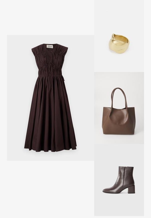 Barna, ujjatlan ruha, gyűrt mellel és húzózsinóros részletekkel, bővülő szoknya, pamutból készült, sima textúrájú, minimalista dizájnnal.; Barna bőr bokacsizma elegáns dizájnnal, hegyes orral és négyzet alakú kocka sarkával. Simává finomított textúra és minimalista sziluett.; Barna bőr tote táska két hosszú fogantyúval, strukturált alakú, sima felületű és minimalista dizájnnal. Nincs látható fémrész vagy díszítés.; Aranyszínű gyűrű sima, csavarodott mintával. Polírozott felülettel és lekerekített élekkel rendelkezik, ami zökkenőmentes, folyékony formát kölcsönöz neki.