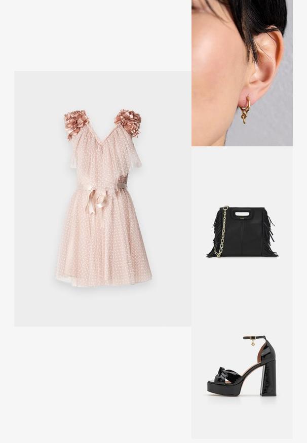 Ida Sjöstedt JELENA DRESS - Koktélruha / Partiruha - nude; Maje Magas sarkú szandálok - noir; Fekete bőr kézitáska, frufrus részletekkel, arany láncos vállpánttal és kivágott fogantyúval. Az elülső részen logó található.; Arany hoop fülbevaló organikus, folyékony formával, texturált díszítésekkel és sima felülettel, átdöfött fülön viselve.