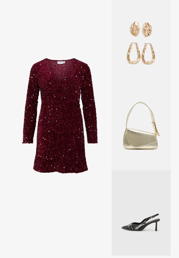 Bordó šaty s flitry, dlouhými rukávy, výstřihem do V a zavinovacím designem. Mají texturovanou tkaninu a třpytivé flitry po celém povrchu.; Černá lakovaná slingback obuv s špičatou špičkou, kotníkovými pásky s kovovými sponami a příslušenstvím, a štíhlým podpatkem.; Zlatá metalická kabelka se strukturovaným designem, hladkým povrchem a nastavitelným popruhem. Disponuje unikátním trojúhelníkovým tvarem a minimalistickým prošitím.; Náušnice ve zlatém tónu s texturovanými, vlnitými tvary. Obsahují sochařské klipy a design otevřeného kruhu s kladivkovým povrchem.