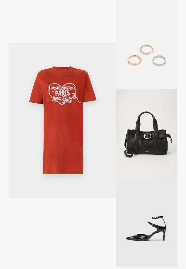 Rotes Baumwoll-T-Shirt mit kurzen Ärmeln, ausgestattet mit einem weißen Herz-Graphic und dem Text "Jemand in Paris liebt mich." Sanfte Textur.; Schwarze Lacklederabsätze mit spitzer Zehenpartie, verstellbaren Knöchelriemen und einem schlanken Absatz. Glatte Textur mit glänzender Oberfläche.; Schwarze Lederhandtasche mit strukturiertem Design, doppelten oberen Griffen, goldfarbenem Schnallenakzent und geprägtem Markenlogo auf der Vorderseite.; Drei Metallringe: einer in Roségold, einer aus Gold mit strukturierten Akzenten und einer aus Silber, alle mit graviertem Branding auf dem inneren Band.