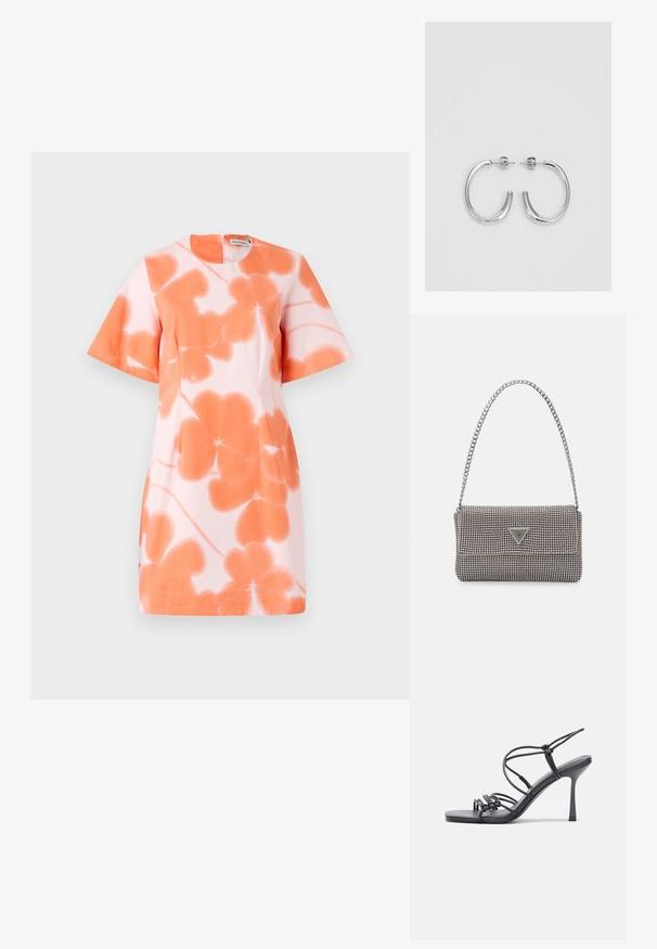 Šviesiai rožinė su trumpomis rankovėmis suknelė, puošta oranžinės spalvos gėlių raštu. Paprastas, apvalus iškirpimas ir tiesus siluetas.; Juodos aukštakulnės sandalai pasižymi plonyčiais dirželiais su mazgo dizainu, lygiu kvadratiniu pirštu ir elegantišku stiletto kulnu.; Šviesiai pilka metalinė rankinė su grandinėlės dirželiu, papuošta mažais apvaliais metaliniais smeigėmis ir trikampiu prekės ženklu.; Sidabriniai lankelio formos auskarai su lygiu, blizgiu paviršiumi, išlenktos formos ir su užsegimu. Minimalistinio dizaino su moderniu apdaila.