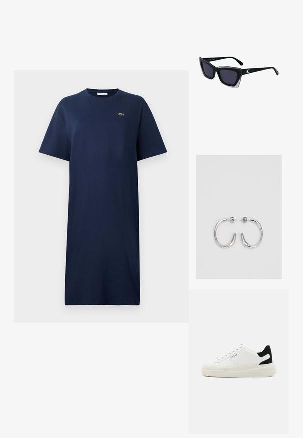 Vestido de t-shirt de algodão azul-marinho com mangas curtas, decote redondo e um pequeno logótipo verde no peito. Design de corte reto, com comprimento até ao joelho.; Sapatilhas brancas de couro com uma sola branca espessa, detalhe em camurça preta no calcanhar e logótipo em relevo na lateral. Design com atacadores e seis ilhós.; Óculos de sol oversized pretos com forma geométrica, apresentando lentes escuras e um detalhe cinza em contraste na armação. Logotipo na haste.; Brincos de argola prateados com um acabamento suave e brilhante. Forma arredondada, design leve, com fecho de pino.