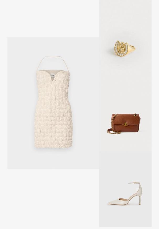 Nanushka JANNIKA - Kokteilinė suknelė / vakarėlių suknelė - creme; Balti odiniai aukštakulniai batai su smailiu priekiniu galu, kulkšnies dirželiu ir siauru stiletu. Lygi tekstūra su subtiliu blizgiu paviršiumi.; Ruda odinė per petį nešama kuprinė su užsegimu ant sklendės, auksinės spalvos aksesuarais ir grandinėlės dirželiu. Lygus paviršius, stačiakampio forma, minimalus apipavidalinimas.; Aukso žiedas su karūnos dizainu viduje arkadijos, papuoštas mažomis skaidriomis brangakmenių, baltame fone.