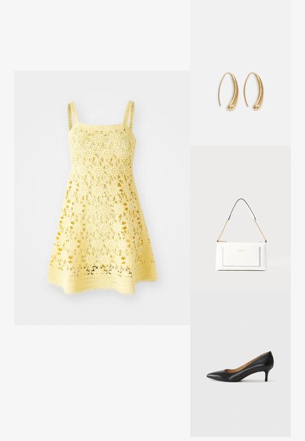 Kollane heegeldatud kleit ruudukujulise dekolteega, õhukeste rihmadega ja lillemustriga. Omab laiendatud kuju ning sakilise äärega.; Must musta musta, millel on terav nina, madal konts ja sile tekstuur. Omab pisut avatud osa ees ja minimaalset riistvara taga.; Valge nahast kott tekstureeritud viimistlusega, millel on kuldne kettling ja mustad aktsendid. Include eesmine tasku ja tõmblukk.; Kuldtoonilised metallist rõngas kõrvarõngad, millel on kõver ja piklik kuju. Omavad siledat, läikivat pinda ja ümarat tipptugevdust, mis lisab detaili.