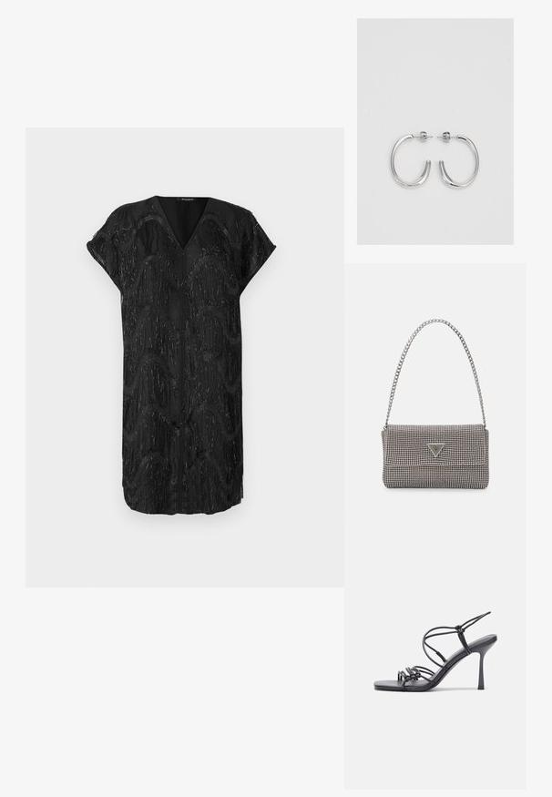 Melna kleita ar V formas izgriezumu un īsām piedurknēm, ar teksturētu dizainu, kas izceļ mirdzošas vertikālas frūžu joslas viļņainās izskatā.; Melnas augstpapēžu sandales ar plāniem siksniņām un mezgla dizainu, gluda kvadrātveida purngalu un elegantu stiletto papēdi.; Gaiši pelēka metāla rokassoma ar ķēdes siksnu, rotāta ar mazām apaļām metāla kniedēm un trīsstūra zīmola logo.; Sudraba riņķveida auskari ar gludu, spīdīgu apdari. Apaļas formas, viegla dizaina, ar aizdari uz stieples.