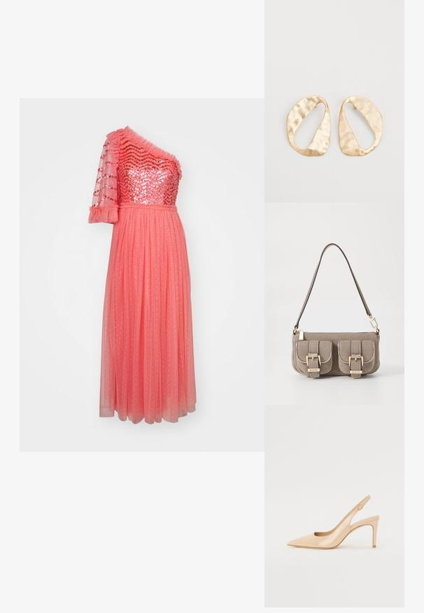 Korálové večerní šaty s jedním ramínkem posetým flitry, volánkovým výstřihem a splývavou sukní s puntíky. Průhledná látka a texturované detaily.; Nude lakované kožené lodičky na podpatku s špičatou špičkou, otevřeným vřetenem a tenkým jehlovým podpatkem. Obsahuje kulatý zlatý detail na pásku.; Béžová texturovaná kabelka s nastavitelným popruhem, dvěma předními kapsami uzamčenými sponami a zlatými akcenty. Uzavření na zip nahoře.; Pár nepravidelných oválných náušnic z kovu pozlaceného zlatem s texturovaným, mírně kladivkovým povrchem na bílém pozadí.