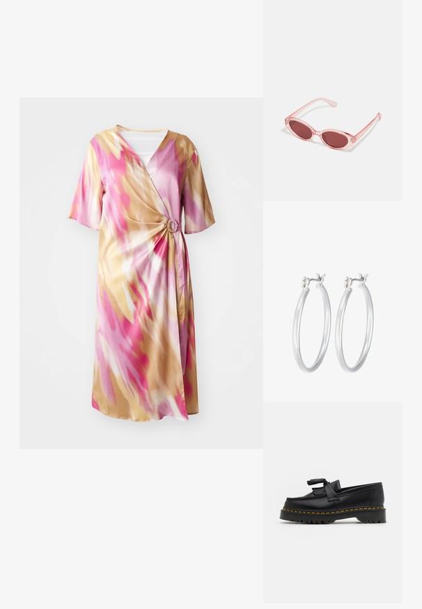 Satīna apģērbs ar iegriezumu, kas ietver rozā, bēša un baltas abstraktas rakstus, ar īsām piedurknēm un sānu mezglu.; Melnas ādas mokasīni ar pērlītēm uzsvaru, ar masīvu melnu zoli un dzeltenu šuvumu gar malu. Ar teksturētu apdari.; Rozā caurspīdīgas saulesbrilles ar ovālām lēcām, tumši sarkanu toni un slaidiem kātiem, ar gludu apdari un smalkiem dekoratīviem elementiem uz rāmja.; Sudraba riņķveida auss gredzeni ar gludu, pulētu apdari. Apaļa forma un drošs klikšķa augšējais slēgums. Viegls dizains, kas piemērots ikdienas valkāšanai.