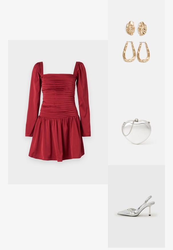 Červené šaty s dlhými rukávmi, so štvorcovým výstrihom a nariadenou textúrou látky pozdĺž korzetu; rozširujú sa do plisovanej sukne.; Strieborné slingback lodičky na vysokom opätku s špicatou špičkou, metalickým povrchom, dvoma dekoratívnymi pruhmi a štíhlym opätkom s čiernym hrotom.; Clutch taška v tvare srdca z metalického striebra s hladkým povrchom, uzatváranie na klip a strieborný reťazový popruh.; Náušnice v zlatej farbe s textúrovanými, vlnitými tvarmi. Obsahujú sochárske klipsové náušnice a otvorený tvar krúžku s kladivkovým povrchom.