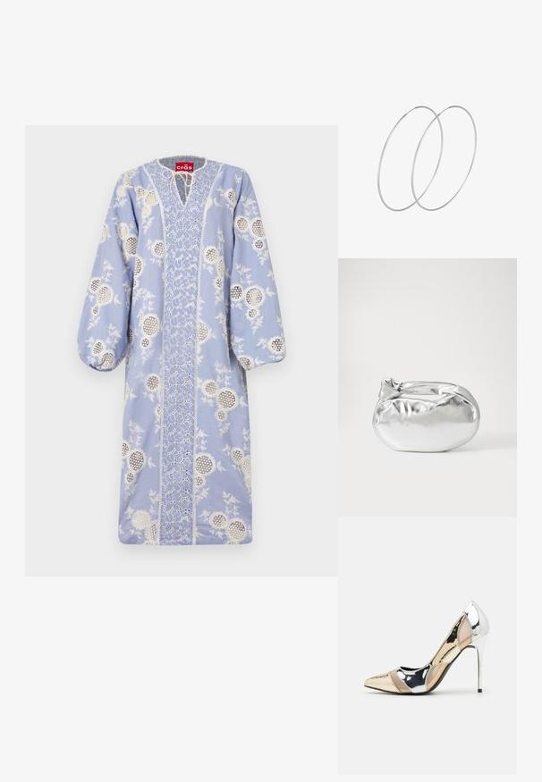 Mėlyna suknelė su baltais gėlių siuvinėjimais, turinti pūstuvių rankoves ir raktelio formos iškirpę. Pagaminta iš lengvos, tekstūruotos medžiagos.; Aštrus pirštas aukštakulnis batelis su sidabro, aukso ir nuogų spalvų deriniu. Blizgus paviršius su išpjovos dizainu, su stiletto kulnu.; Sidabrinė metalinė maišelio forma su švelnia, apvalia forma ir mazgu užveriamu viršumi. Pagaminta iš lygios dirbtinės odos medžiagos.; Sidabrinės pusmėnulio auskarai minimalistiniu dizainu. Apskritimo forma, lygus paviršius ir plonas profilis. Lengvi su poliruotu apdailu.