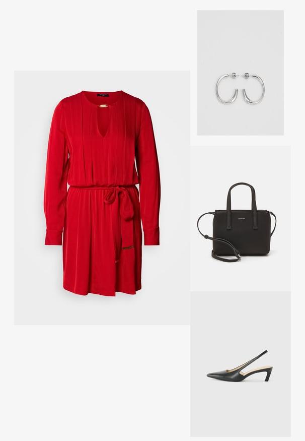 Červené šaty s výstrihom v tvare kľučky, dlhými rukávmi, skladaným dizajnom a zodpovedajúcim viazaním v pase. Vyrobené z hladkej tkaniny.; Čierne slingback topánky s ostrou špičkou a nízkym opätkom, vyrobené z hladkej kože a s výrezmi na boku pre lepšiu priedušnosť.; Čierna kabelka s dvojitými krátkymi rúčkami a odnímateľným ramenným popruhom. Hladký materiál podobný koži s uzatváraním na zips a detailom loga.; Strieborné kruhové náušnice s hladkým a lesklým povrchom. Okrúhly tvar, ľahký dizajn, s uzáverom na kolík.