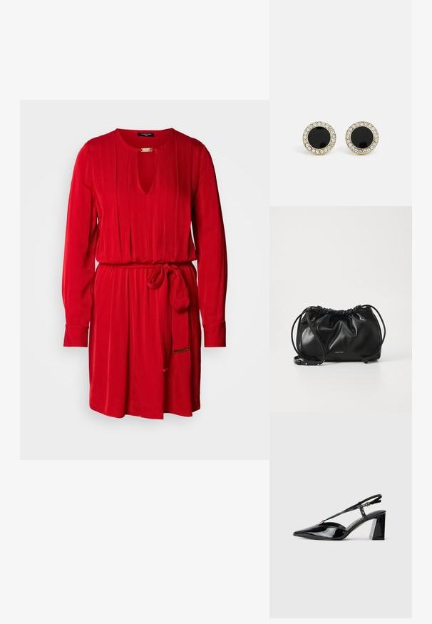 Červené šaty s výstřihem ve tvaru klíče, dlouhými rukávy, sklady a odpovídajícím páskem na zavázání v pase. Vyrobené z hladkého materiálu.; Černé lakované slingback boty na vysokém podpatku s špičatou špičkou, nastavitelným páskem a masivním obdélníkovým podpatkem.; Černá kožená kabelka s nařaseným designem, dvojitým stahovacím uzávěrem a odnímatelným ramenním popruhem. Obsahuje detail s metalickým logem.; DKNY INLAY STUD - Náušnice - black/gold-coloured
