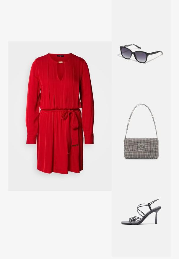 Červené šaty s výstrihom v tvare kľučky, dlhými rukávmi, skladaným dizajnom a zodpovedajúcim viazaním v pase. Vyrobené z hladkej tkaniny.; Čierne sandále na vysokom podpätku majú tenké remienky s uzlovým dizajnom, hladký štvorcový špičku a elegantný stiletto podpätok.; Čierne slnečné okuliare s gradientnými sklami, štvorcového tvaru a štruktúrovaným čierno-bielym vzorom na straniciach. Obsahujú strieborný akcent loga.; Svetlošedá metalická kabelka s reťazovým popruhom, ozdobená malými kruhovými kovovými štítkami a trojuholníkovým logom značky.; Strieborné kruhové náušnice s hladkým a lesklým povrchom. Okrúhly tvar, ľahký dizajn, s uzáverom na kolík.