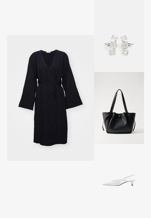 Sort tekstureret omslagskjorte med lange brede ærmer og et tyndt taljebånd, knælængde på en helt hvid baggrund.; Hvide slingback hæle med spids tå, der har en glat overdel, subtile udskæringer og en lav blokhæl. Den sorte sål fremhæver designet.; Sort læder tote taske med to lange stropper, en indsnøret top og et gyldent cirkulært accent. Glat tekstur med et minimalistisk design.; Dramatiske dråbeøreringe med fire rektangulære klare krystaller indsat i sølvfarvet metal. Hver krystal har en facetteret overflade for ekstra glans.