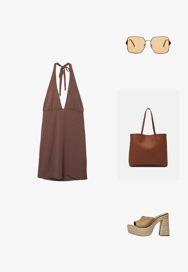 Abito marrone a halter con profondo scollo a V, realizzato in tessuto leggero. Presenta spalline regolabili sul retro e una silhouette fluida.; Mule in suede marrone con platform e punta aperta, dotati di un tacco in juta intrecciata chunky e un design superiore liscio e arrotondato.; Occhiali da sole quadrati con lenti marroni e una sottile montatura in metallo nero. Presentano tempie angolari e naselli regolabili per il massimo comfort.; Borsa tote in pelle marrone con texture liscia, design con apertura superiore e due spallacci. Presenta cuciture minime e nessun hardware visibile.