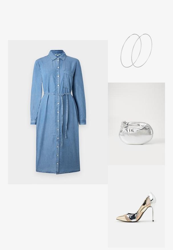 Denim srajčna obleka v svetlo modri barvi, z dolgimi rokavi, gumbnim zapenjanjem spredaj, ovratnikom in pasom. Vključuje podrobnost žepa na prsih.; Čevlji z visoko peto in konico, v barvni kombinaciji srebrne, zlate in nude. Sijajna obdelava z izrezljanim dizajnom, z igličasto peto.; Srebrna kovinska torbica z mehko, zaobljeno obliko in zavezano zgornjo zaporo. Narejena iz gladkega umetnega usnja.; Srebrne uhane v obliki obroča z minimalističnim dizajnom. Krožna oblika, gladka tekstura in tanek profil. Lahki s poliranim zaključkom.