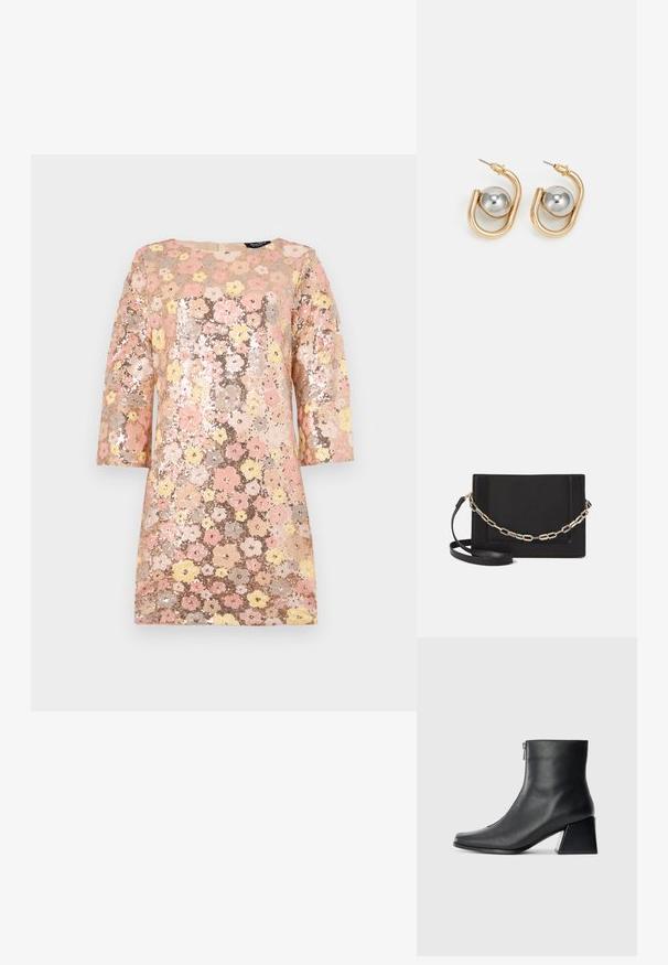 Lesklé šaty s květinovým vzorem v růžových, žlutých a zlatých odstínech. Mají tříčtvrteční rukávy a kulatý výstřih. Texturovaný povrch.; Černá kožená kotníková bota se čtveratým špičkou, bočním zipem a blokovým podpatkem na jednobarevném světlem pozadí.; Černá kožená crossbody taška s hladkým povrchem, obdélníkovým tvarem a kovovým řetízkem na přední straně. Součástí je nastavitelný popruh.; Zlaté náušnice s křivkovým, kruhovým designem, které mají výrazný stříbrný kulatý akcent. Leštěný kovový povrch, zapínání na tyčku.
