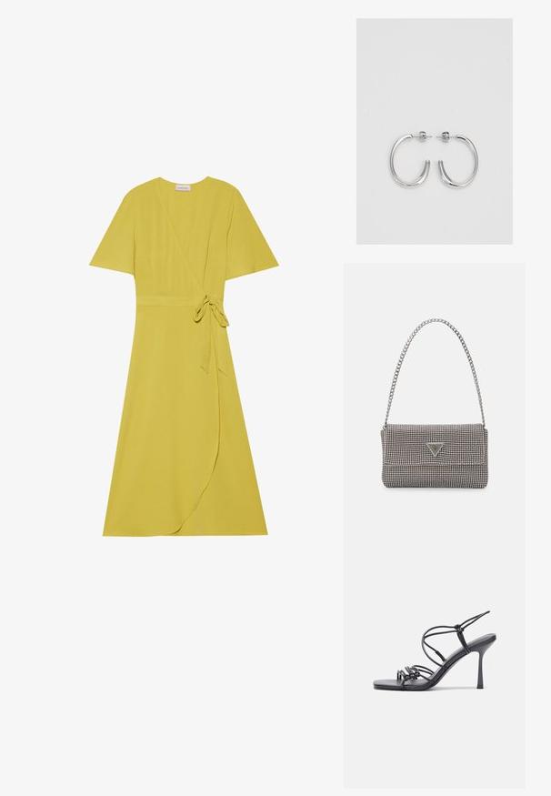 Žuta haljina s kratkim rukavima, remen za vezanje u struku i lepršavi rub. Napravljena od mekog, teksturiranog materijala.; Crne sandale na visokoj potpetici imaju tanke trake s čvorastim dizajnom, glatki kvadratni vrh i elegantnu stiletto petu.; Svijetlosivi metalik ruksač s lancem, ukrašen malim okruglim metalnim zakovicama i trokutastim logotipom marke.; Srebro naušnice u obliku prstena s glatkom, sjajnom završnom obradom. Zaobljenog oblika, laganog dizajna, s kopčom na poleđini.