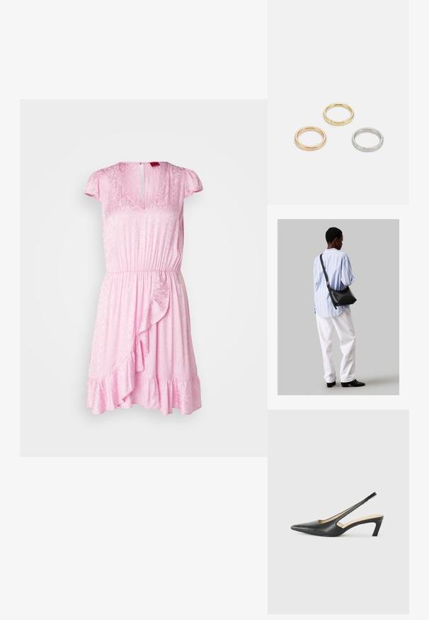 Rosa Kleid mit V-Ausschnitt, kurzen Ärmelchen, elastischem Bund und Rüschensaum. Verfügt über ein dezentes strukturiertes Muster und einen Schlitzverschluss hinten.; Schwarzer spitz zulaufender Slingback-Schuh mit niedrigem Absatz, der aus glattem Leder gefertigt ist und seitliche Ausschnitte für Atmungsaktivität aufweist.; Schwarze Leder-Umhängetasche mit weicher Textur, dreieckiger Form und verstellbarem Tragegurt, kombiniert mit einem hellblauen gestreiften Hemd und weißen Hosen.; Drei Metallringe: einer in Roségold, einer aus Gold mit strukturierten Akzenten und einer aus Silber, alle mit graviertem Branding auf dem inneren Band.