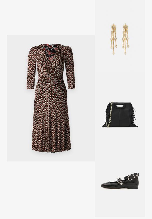 Diane von Furstenberg IVAN DRESS - Nappali ruha - flutterfly/stadium; Fekete lakkbőr lapos cipő négyzet alakú orral, ezüst hardware-rel ellátott bokapánttal és lapos talppal. Simaságával és minimalista dizájnjával kiemelkedő.; Fekete bőr kézitáska, frufrus részletekkel, arany láncos vállpánttal és kivágott fogantyúval. Az elülső részen logó található.; Aranyszínű fülbevalók, több zuhanó lánccal, tiszta ovális strasszköves díszítéssel és dekoratív fülbevaló tetejével.