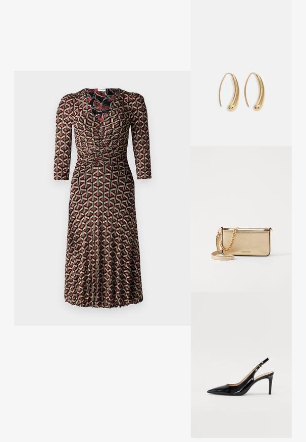 Diane von Furstenberg IVAN DRESS - Vestido informal - flutterfly/stadium; Zapatos de charol negro con tirante al tobillo, punta afilada, tacón delgado y un diseño de corte sutil. Presenta una hebilla dorada en la correa.; Clutch de cuero dorado metálico con acabado texturizado, que cuenta con una correa de cadena dorada y una correa de hombro desmontable. Logo de la marca grabado.; Pendientes de aro de metal en tono dorado con una forma curva y alargada. Presentan una superficie lisa y brillante y una punta redondeada para mayor detalle.