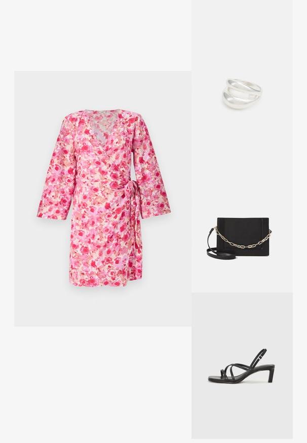 Roza cvetna obleka z dolgimi rokavi, izdelana iz lahkotnega materiala, z vezalcem na pasu in globokim V-izrezom.; Črne natikače s trakovi in kvadratnim prstom ter nizkim blokastim peto. Imajo več tankih trakov in nastavljiv trak okoli gležnja. Narejene so iz gladkega usnja.; Črna usnjena torba čez ramo z gladko teksturo, pravokotno obliko in kovinskim verižnim detajlom spredaj. Vključena je nastavljiva naramnica.; Srebrn dvojni prstan z gladko, polirano površino. Ima tekoč, ukrivljen dizajn z prekrivajočimi se sekcijami za sodoben videz.